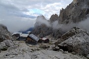 75 Dal Passo ci abbassiamo al Rifugio Mulaz (2560 m)